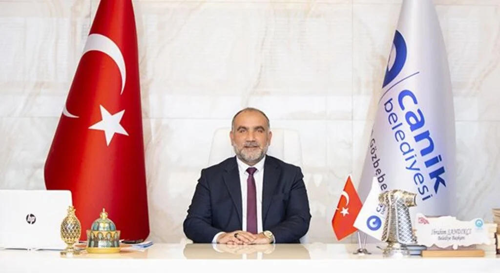 Canik Belediyesi Mevlana'yı anma etkinliğinde ödül dağıtıyor