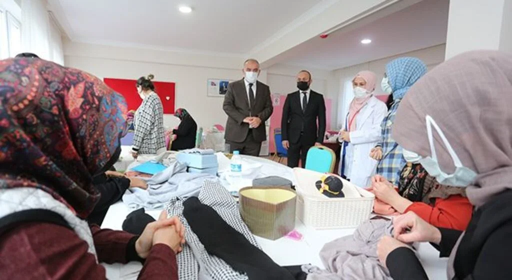 Canikli kadınlar, öğrenciler için 500 atkı ve bere örecek