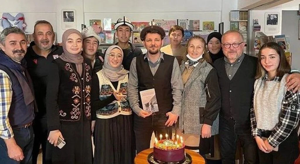 Cengiz Aytmatov’u anlattığı kitabını onun 93. doğum gününde çıkardı