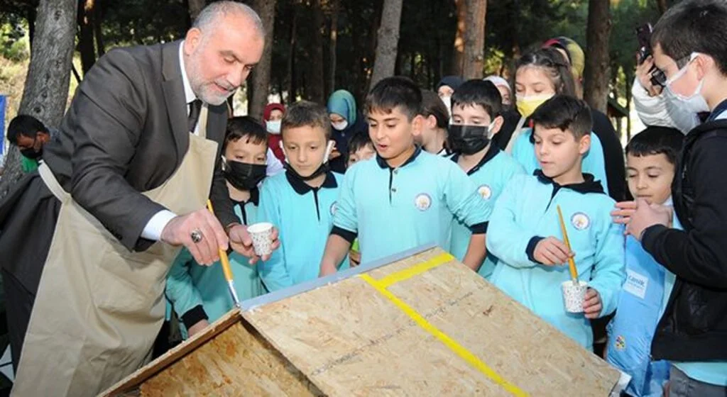 Çocuklar, Canik Belediye Başkanı İbrahim Sandıkçı ile hayvan kulübesi boyadı