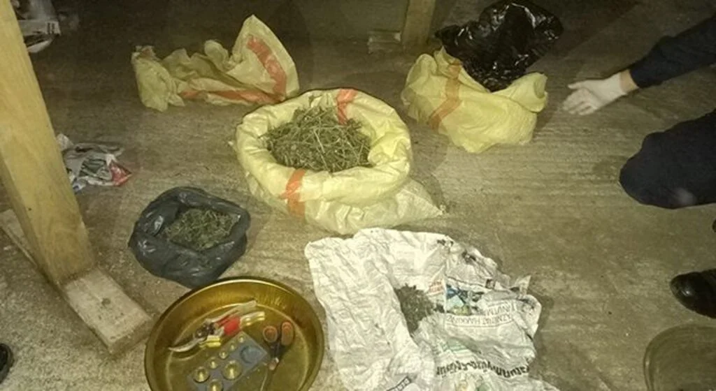 Evin çatısı altına gizlenmiş uyuşturucuyu narkotik köpeği buldu