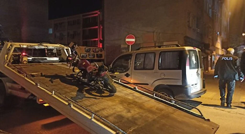 Hafif ticari araçla motosiklet çarpıştı: 1 yaralı