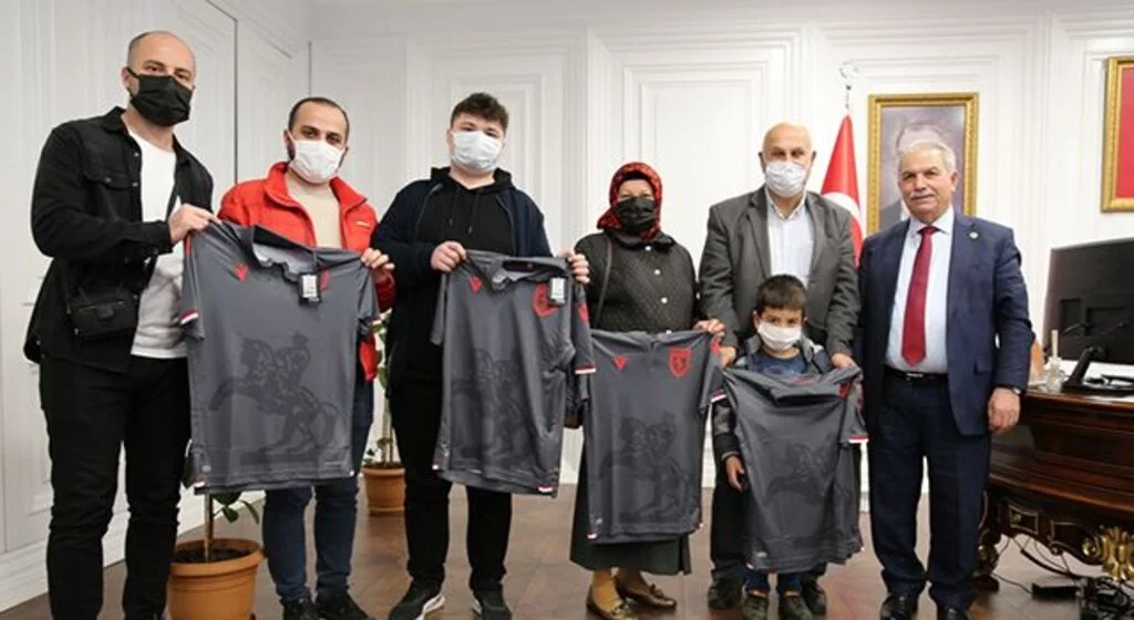 İlkadım Belediye Başkanı Necattin Demirtaş Maçın Skorunu Bilenlere Atatürklü Formayı Verdi