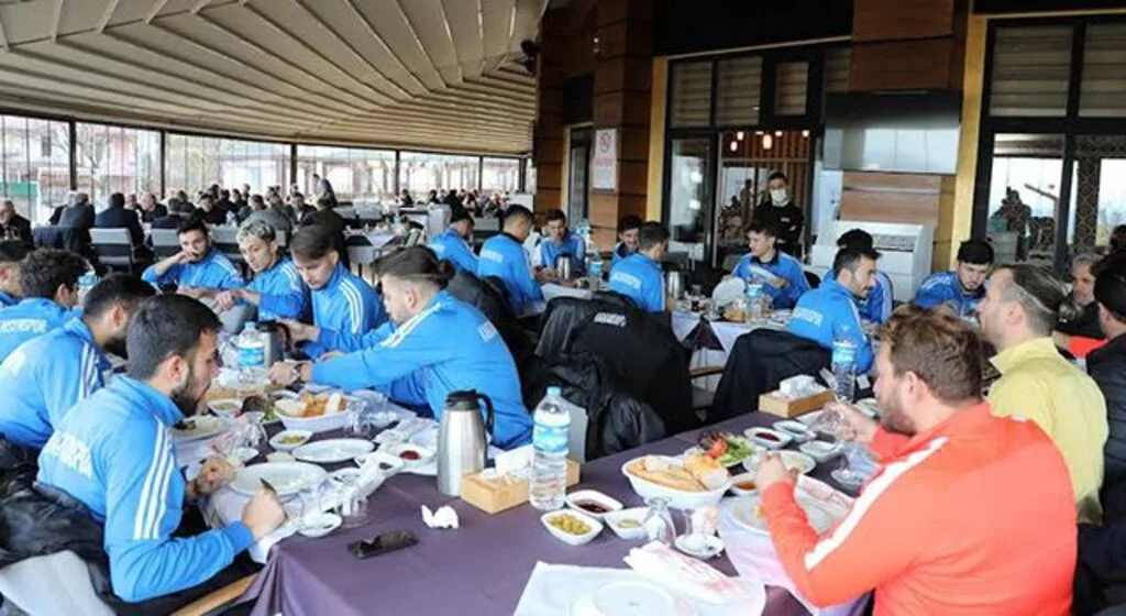 İlkadım Belediyesi Meclis Üyesi Adem Yıldırım'dan Karasamsunspor'a Kahvaltı jesti