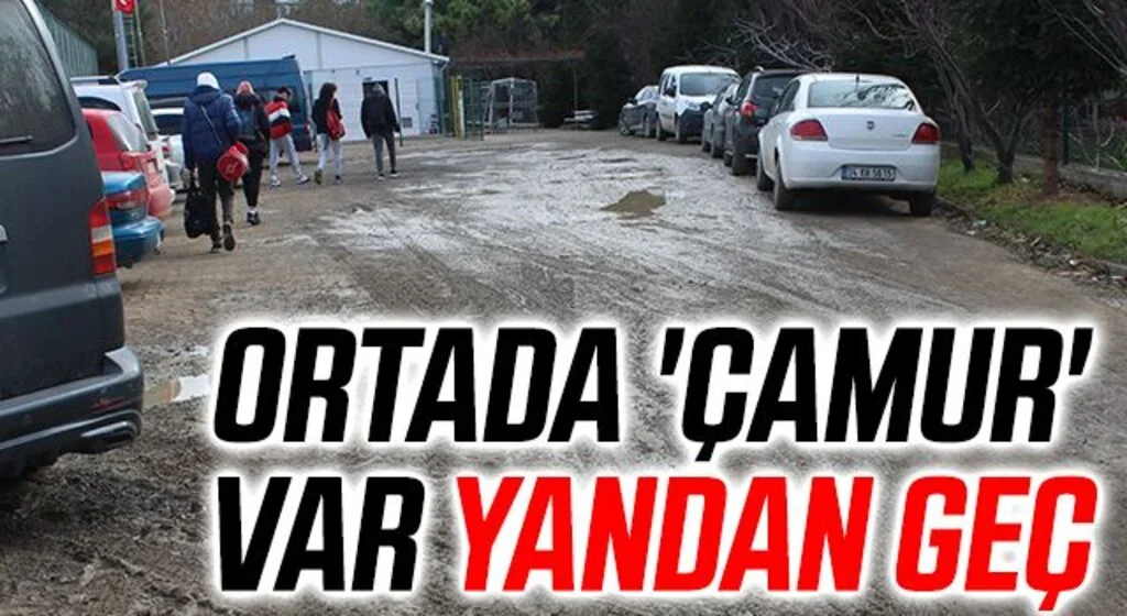 İlkadım Suni Çim Saha'na giden yol 'köstebek yuvası'na döndü
