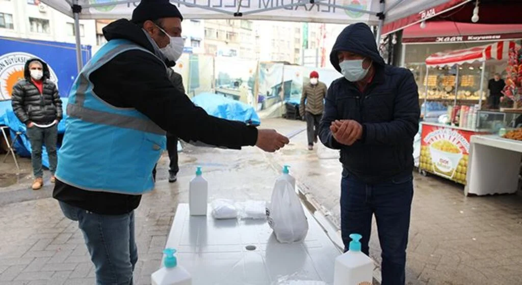 İlkadım'da virüsle mücadelede 2,3 ton dezenfektan, 12 bin 400 maske