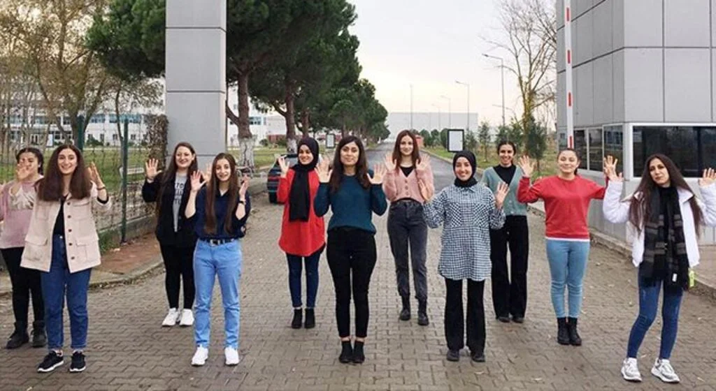 'İşaret dili' ile şarkı söylediler
