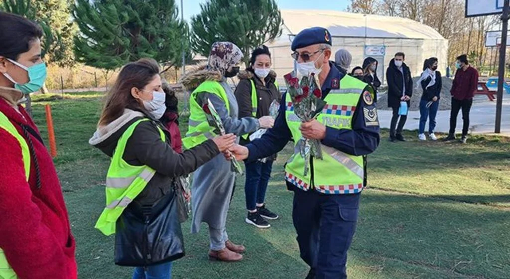 Jandarmadan özel öğrencilere gül