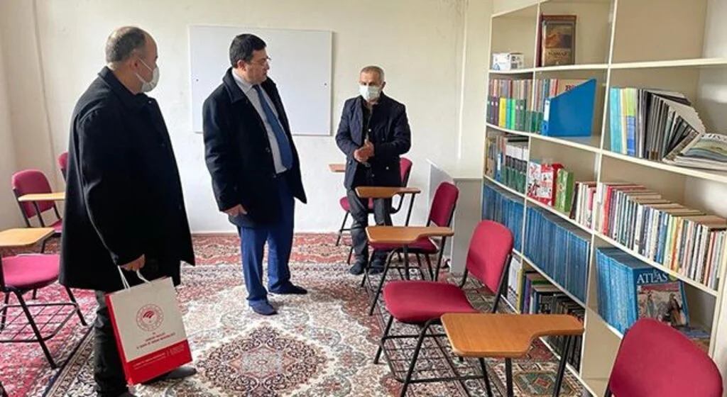 Kaymakam Zaman'dan cami kütüphanesine kitap desteği