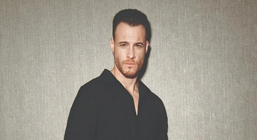 Kerem Bursin - Yaşadığı Her Anın Tadını Çıkarıyor