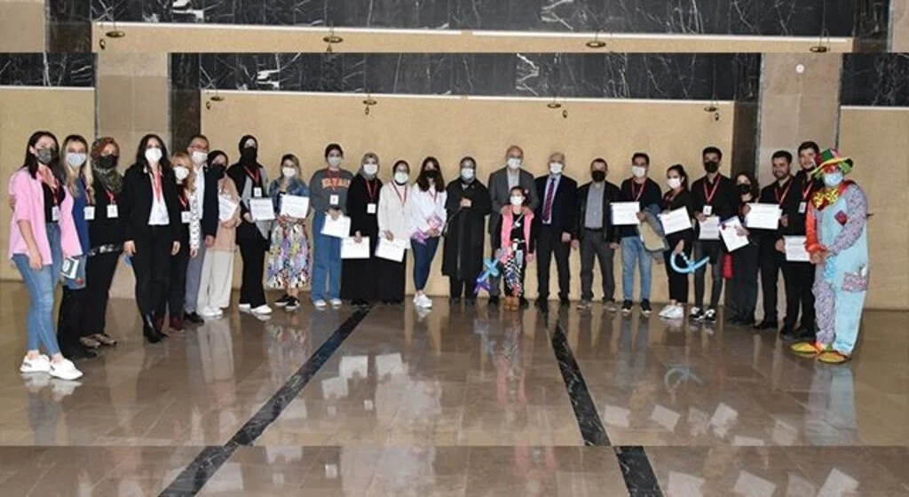 OMÜ Tıp Fakültesi'nde gönüllüler neşe yaydı