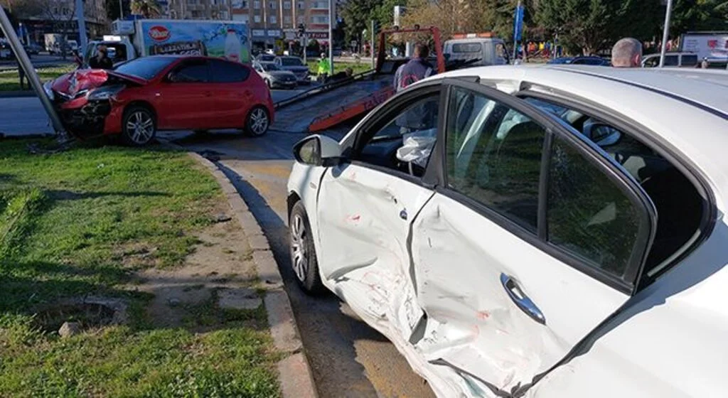 Samsun'da kavşakta iki otomobil çarpıştı: 2 yaralı