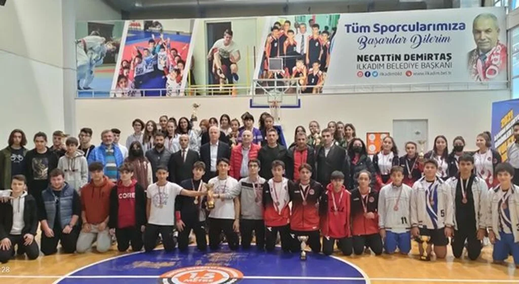 Samsun'da kız erkek badminton il birinciliği'nde Şampiyonlar Belirlendi