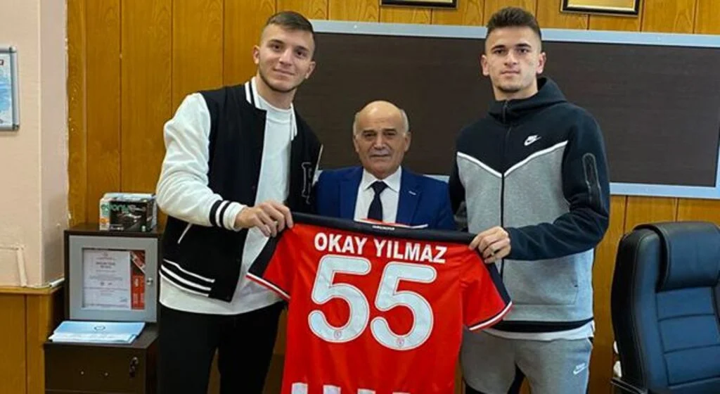 Samsunsporlu Futbolculardan Müdür Yılmaz'a Forma