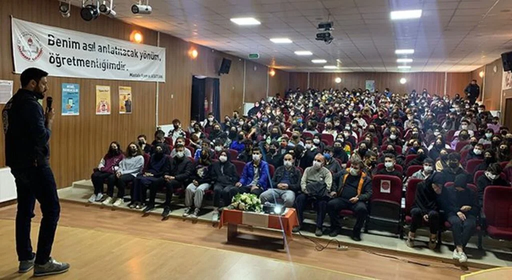 Siber polisinden okullarda "Güvenli internet kullanımı ve siber zorbalık" eğitimi