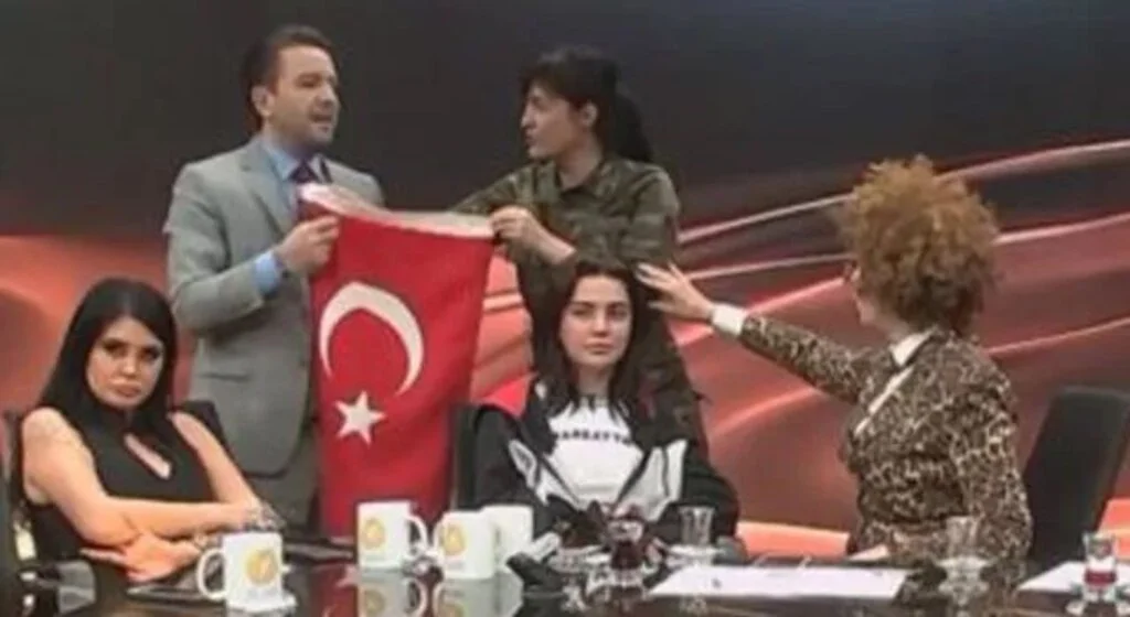 Tuğba Ekinci, Nihat Doğan’a ateş püskürdü! Terör örgütü elebaşının bayrağıyla olan kareyi yine paylaştı