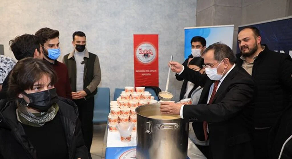 Üniversite öğrencilerine sınav haftasında sıcak çorba ikramı