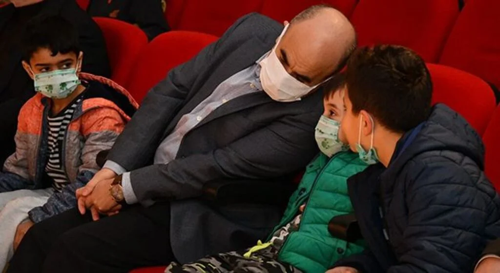 Vali Dağlı, çocuklarla birlikte tiyatro izledi
