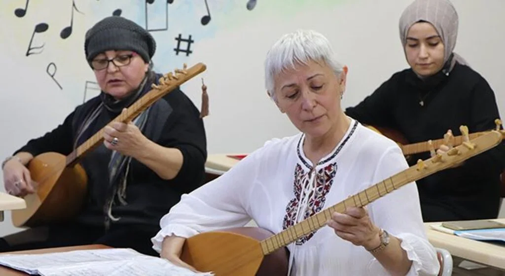 Bu kursta 7'den 70'e herkes bağlama öğreniyor