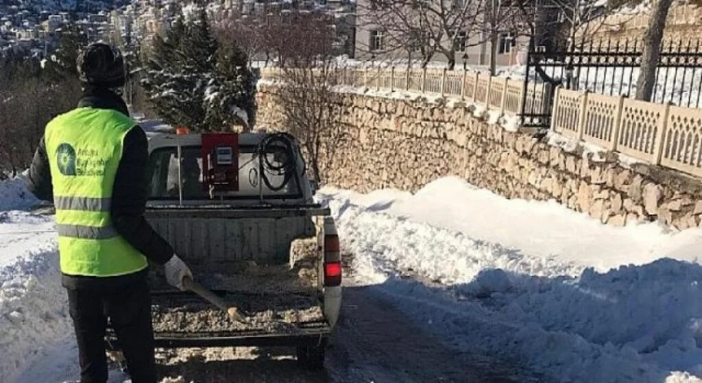 Büyükşehir ekipleri karla aralıksız mücadele ediyor