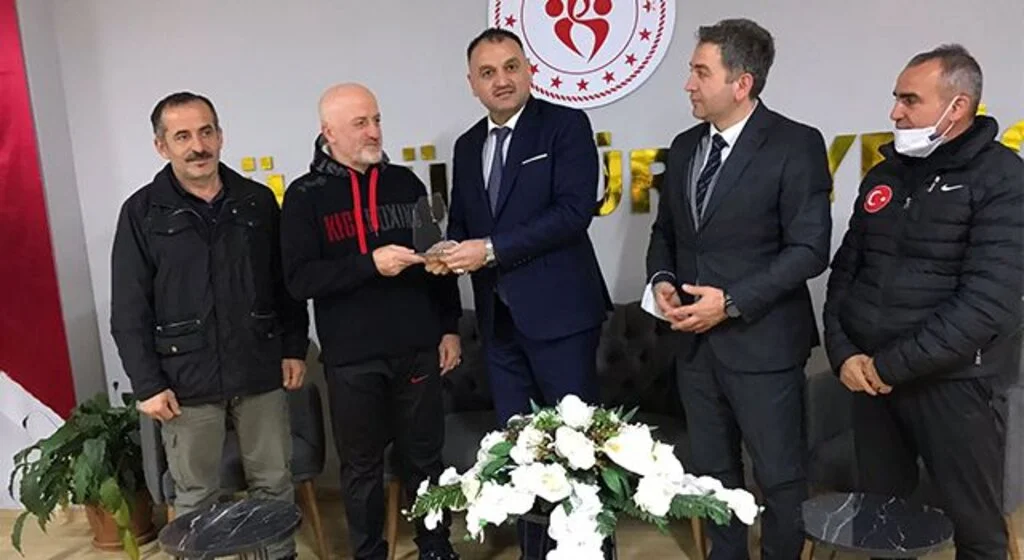 Dünya Şampiyonu Salıpazarı'nda Gençerle Buluştu