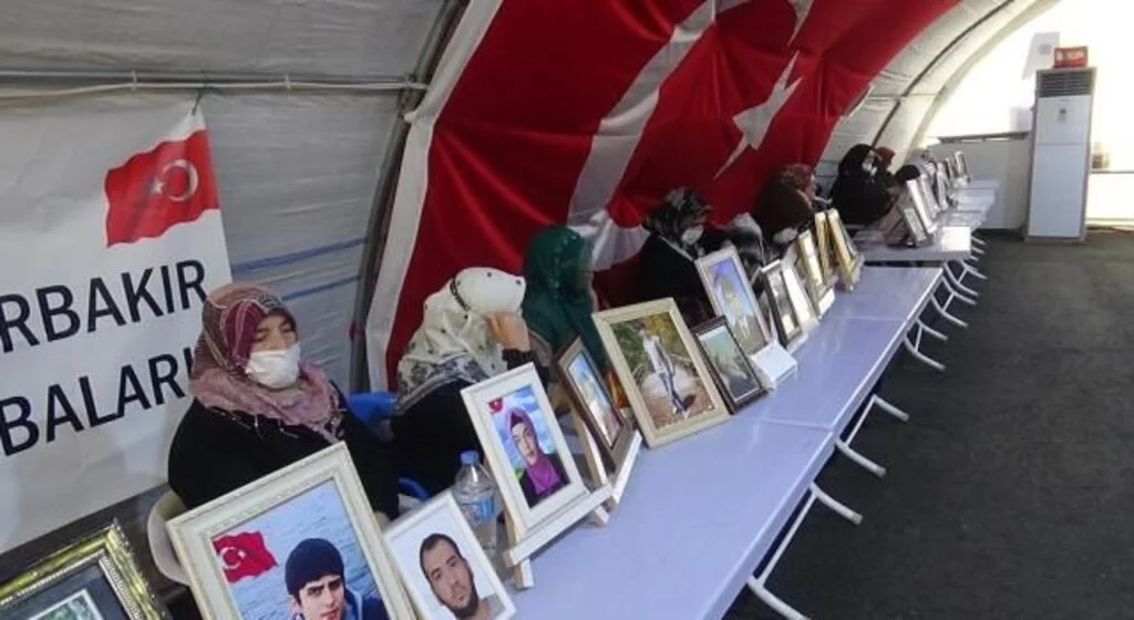 Evlat nöbetindeki anneden oğluna çağrı: "Oğlum gel, adın gibi zafer yaşat bize ne olursun"