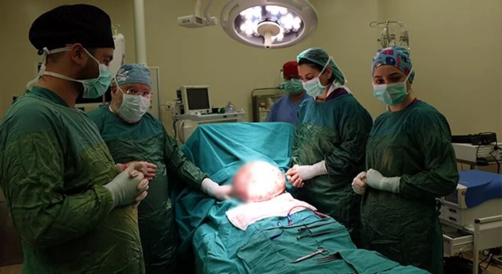 Genç kadının karnından 11 kiloya yakın kitle çıktı