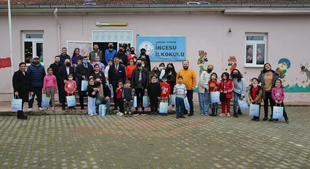 Gençlerden minik öğrencilere jest