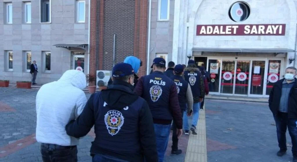 İnternet dolandırıcılarına 10 ilde eşzamanlı operasyon: 12 gözaltı