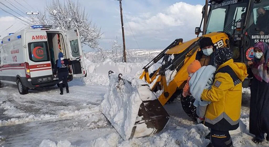 Kar yağışı ambulanslara geçit vermeyince Bafra Belediyesi yetişti