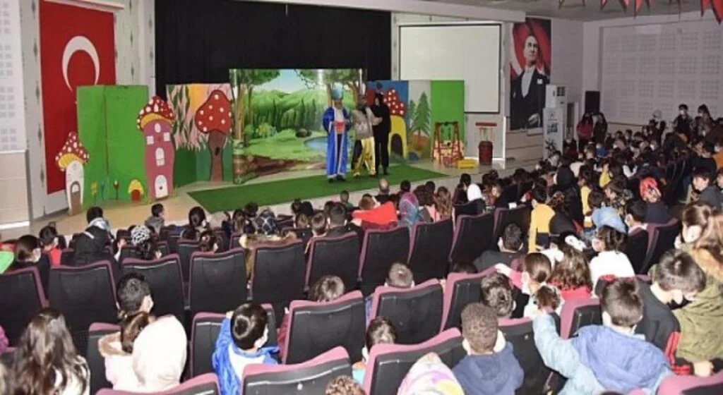Kartepeli Minikler Değerleri Tiyatro İle Öğreniyor
