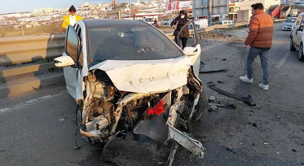 Köprü girişinde otomobiller çarpıştı: 1 yaralı