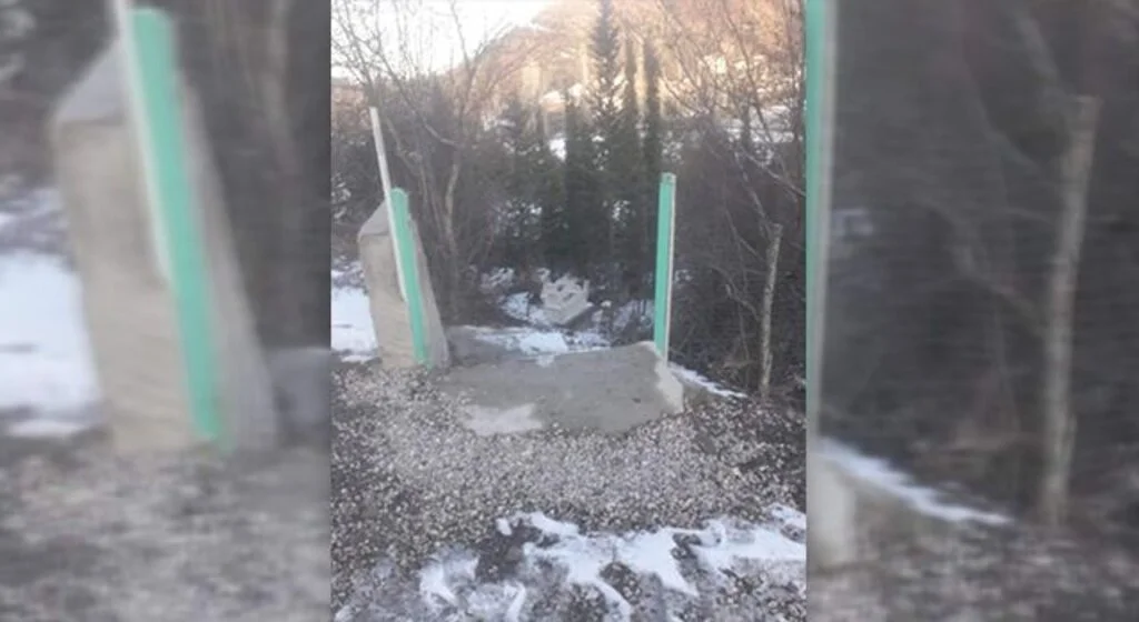 Mezarlığın demir kapısını çaldılar
