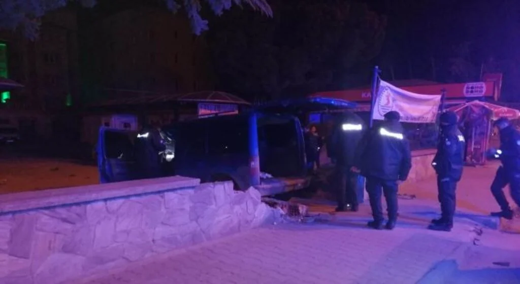 Minibüs garajına çarpan sürücü yaralandı