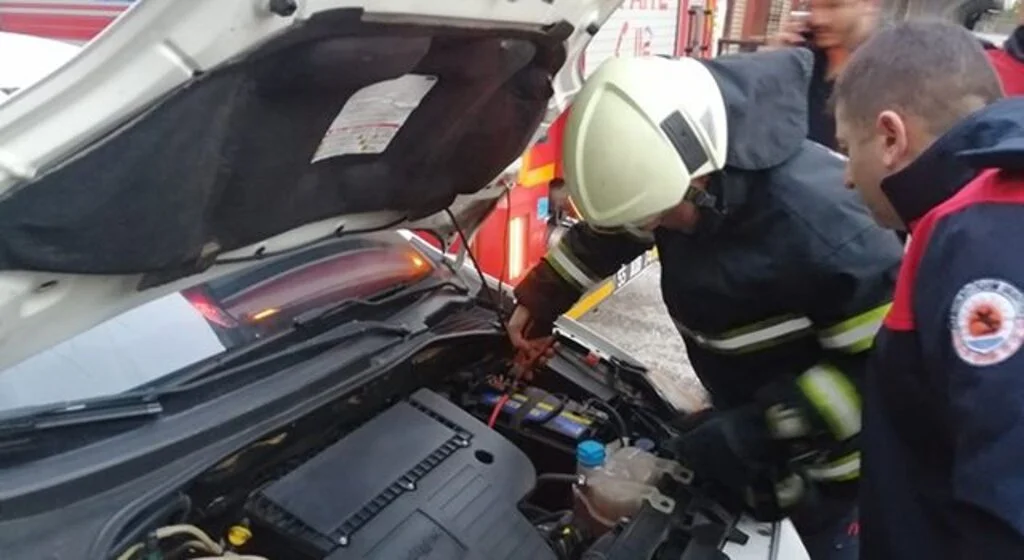 Oto yangını ihbarı itfaiyeyi harekete geçirdi