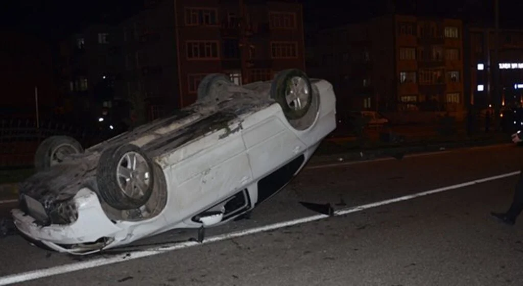 Otomobil karşı şeride geçip takla attı. 2 yaralı