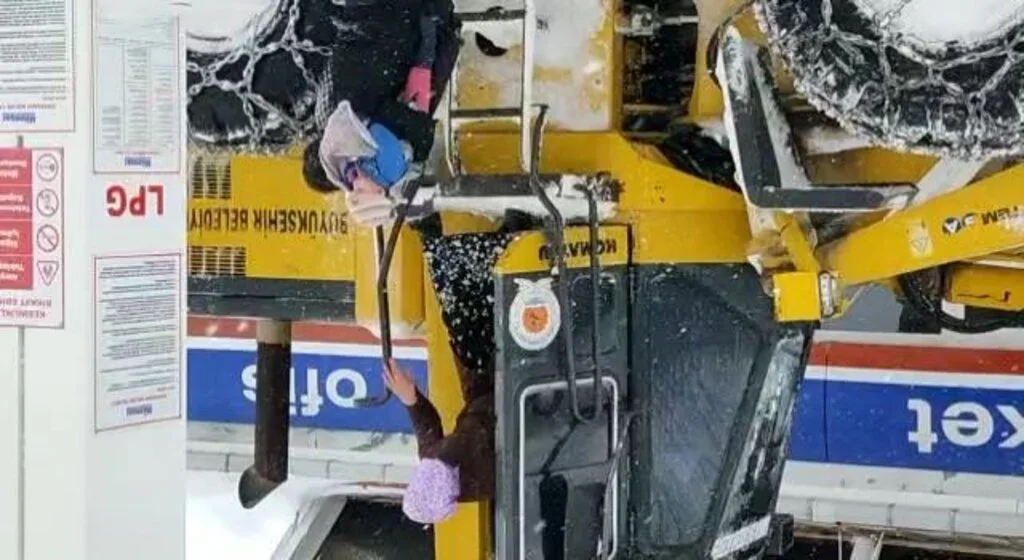 Samsun’da ateşlenen bebek, iş makinesiyle ambulansa yetiştirildi
