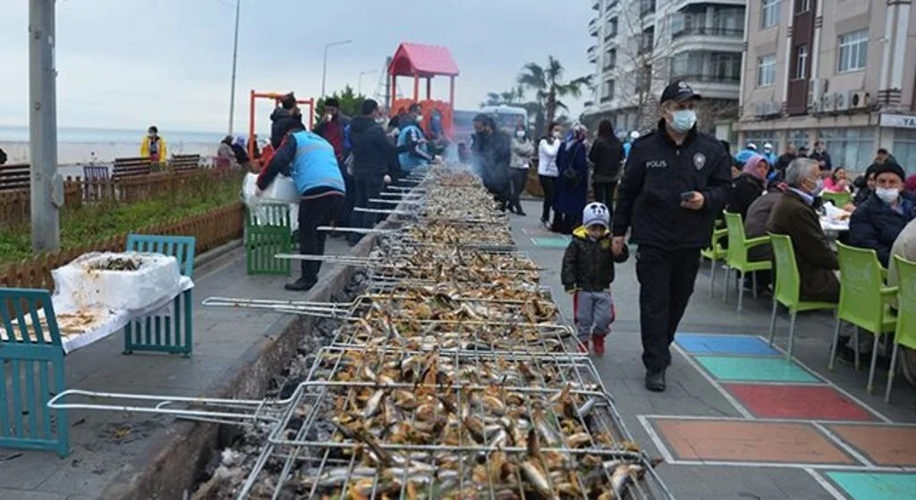 Samsun'da Hamsi Festivali: 2 saatte 2 ton hamsi tüketildi