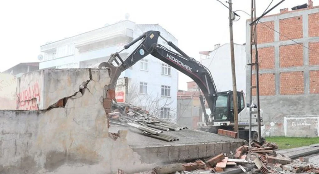 Samsun’da metruk binalar yıkılıyor