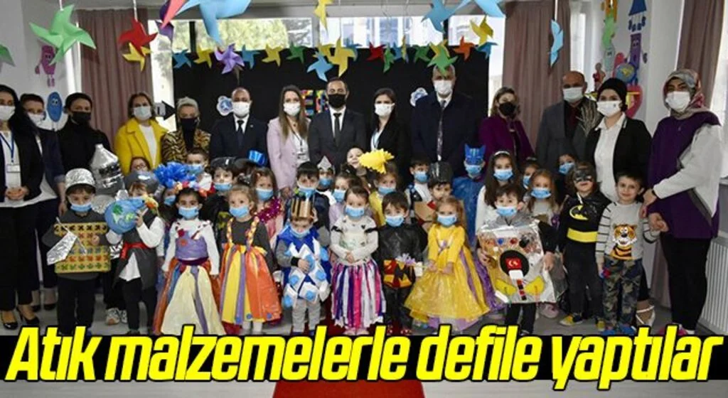 Samsun'da minik öğrenciler atık malzemelerle defile yaptı