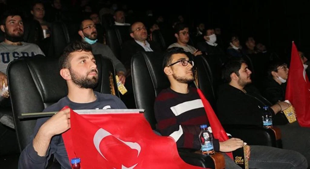 Samsun'da Öğrenciler Türk bayraklarıyla sinemada "Kesişme: İyi Ki Varsın Eren"i izledi