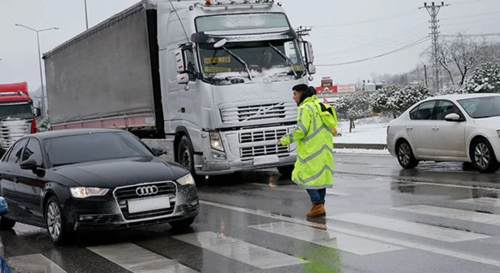 Samsun'da polisler kazalardan dolayı trafiğin aksamaması için yoğun mesai harcadı