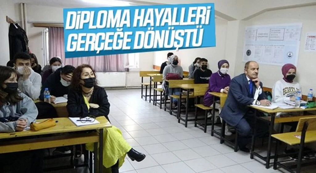 Samsun'da Yıllar sonra eğitimlerini tamamladılar: Biri 71, diğeri 67 yaşında lise diploması aldı