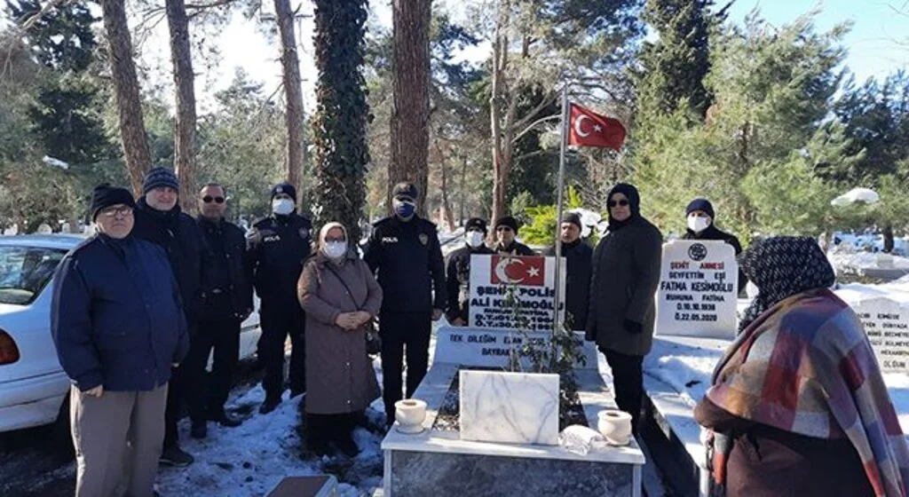 Şehit polis kabri başında dualarla anıldı