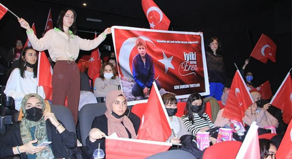 Sinemada Eren Bülbül'ü ‘İyi Ki Varsın Eren’ pankartıyla andılar