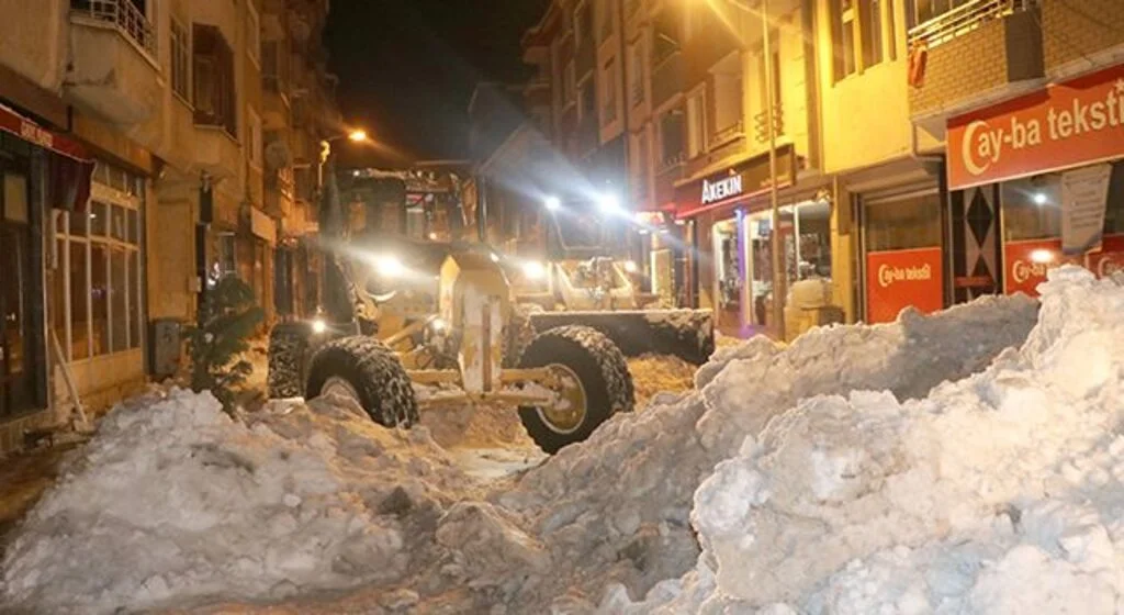 Son 50 yılın en yoğun karının yağdığı Havza’da gece-gündüz mücadele