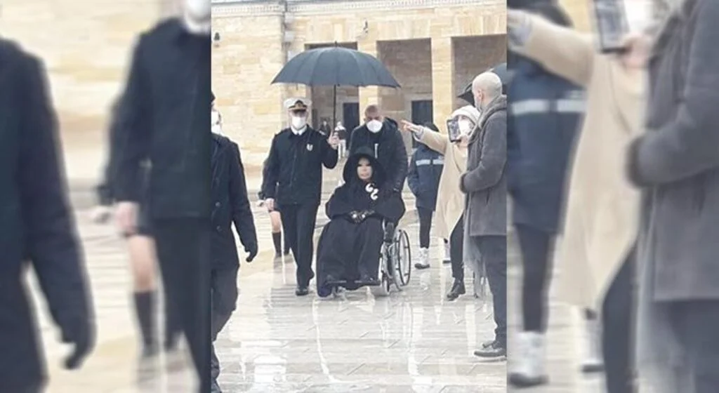 Son dakika: Bülent Ersoy'a şemsiye tutan subayla ilgili flaş gelişme! Albay Hakan Osman Sert görevden alındı