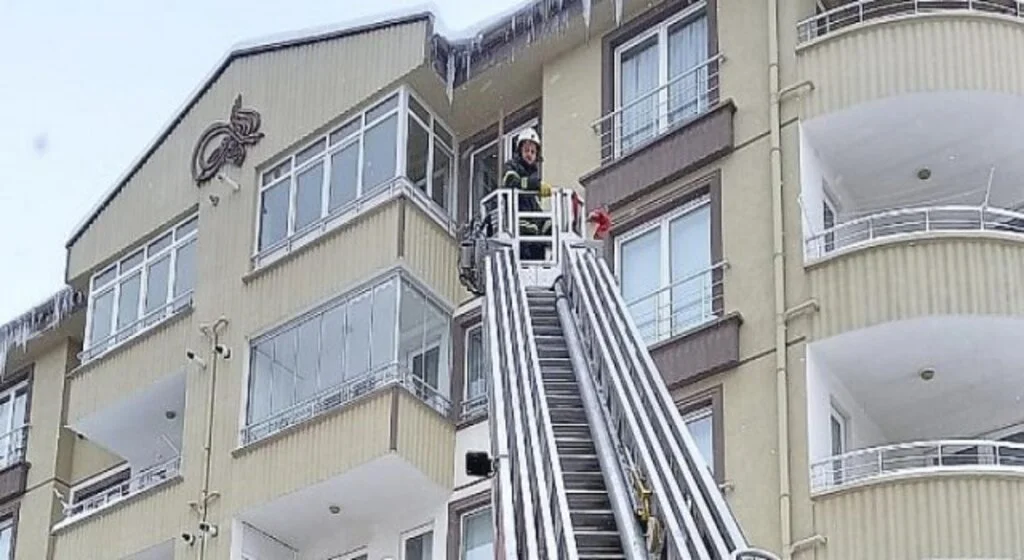Tehlike Oluşturan Buz Sarkıtları İtfaiye Ekiplerince Temizleniyor