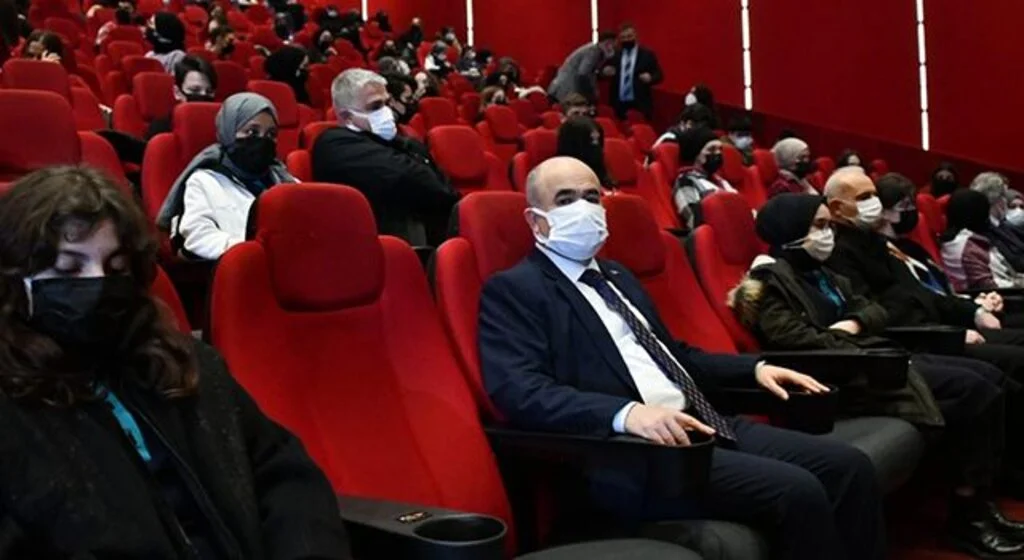 Vali Dağlı 'Kesişme: İyi ki Varsın Eren' filmini lise öğrencileriyle birlikte izledi