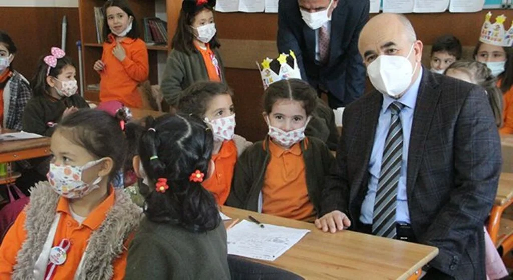 Vali Dağlı, öğrencilerin karne heyecanına ortak oldu